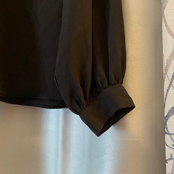 Flowy Blouse with wrist cuffs - Picture 2 of 6